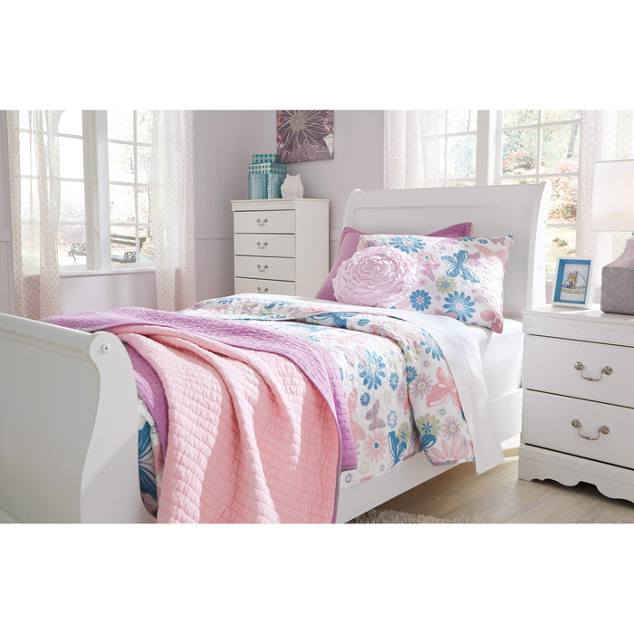 A room setting featuring Anarasia White Twin Sleigh Headboard